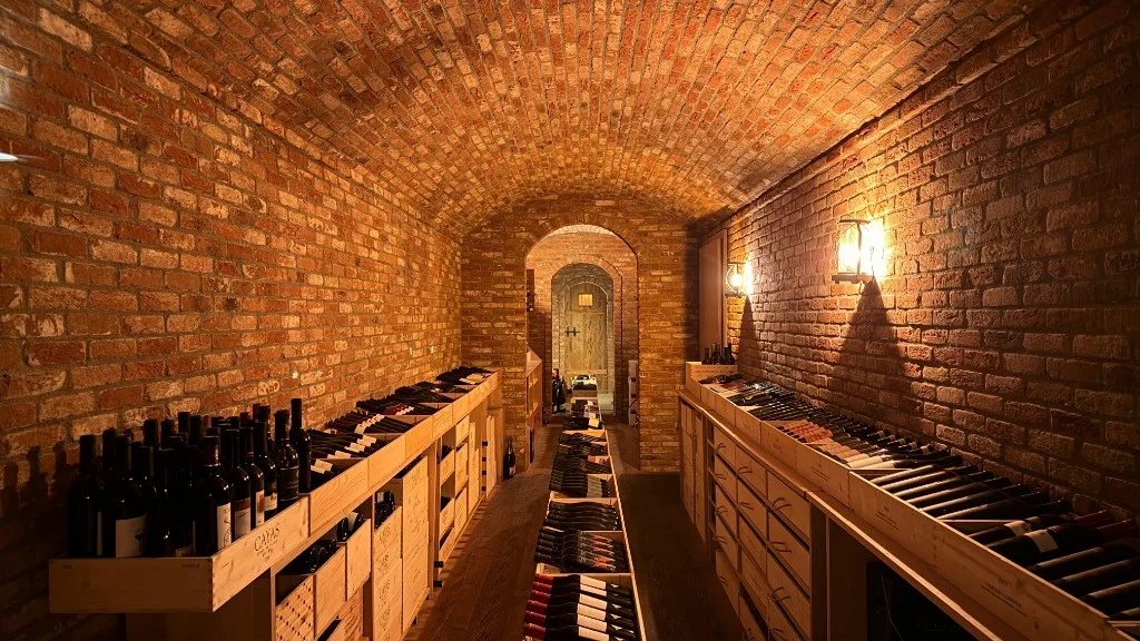 Cave à vins éclairée au Kapitel 7