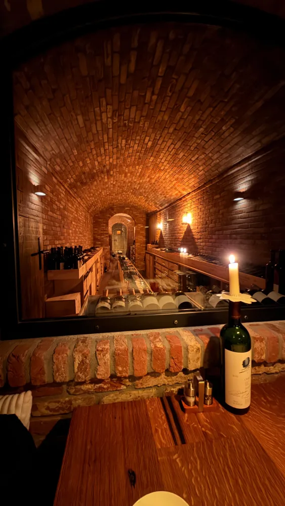 Cave voûtée en briques du Kapitel 7