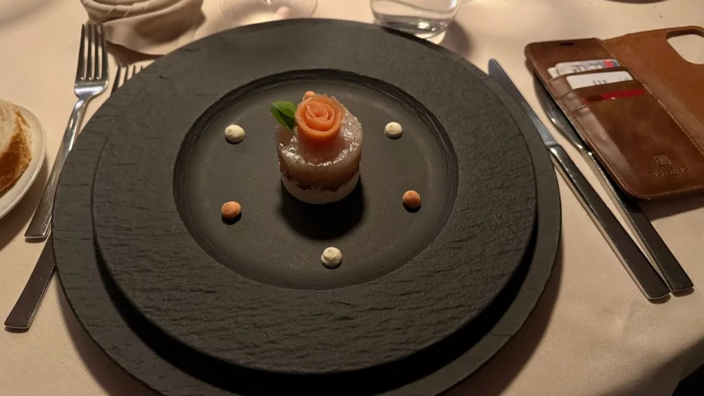 Entrée tartare sur assiette noire