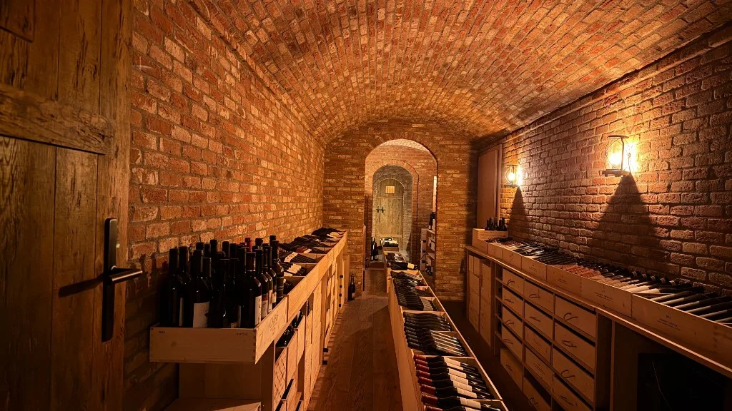 Longue cave à vins du Kapitel 7 à Raron