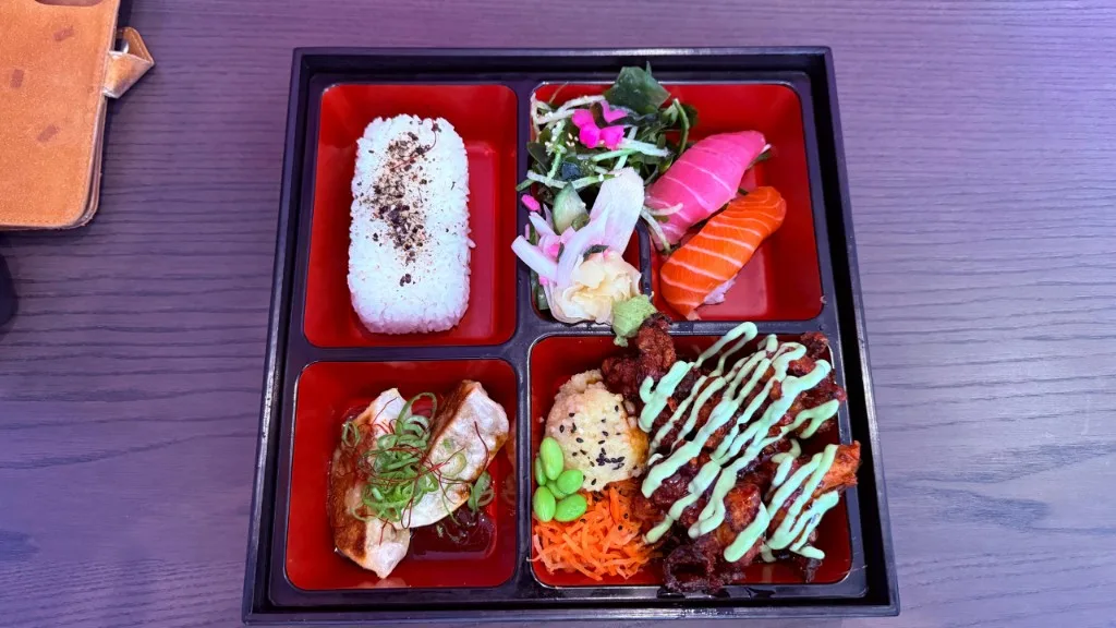 Bento box Momiji — sushi, gyoza et fritures